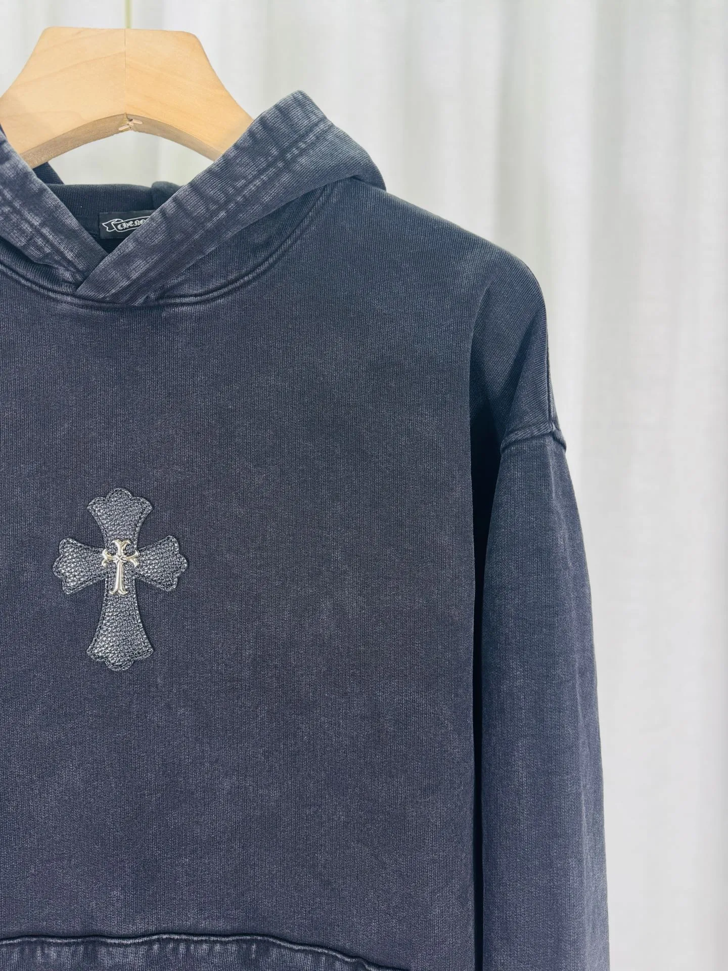 P330 top version, real shot without P, ​​different from market currency) 𝗖𝗵𝗿𝗼𝗺𝗲 𝗛𝗲𝗮𝗿𝘁𝘀/Cro Heart 2025 washed and burned flower patch embroidered autumn and winter new original single counter American veneer 3D three-dimensional couple casual hooded sweatshirt 👑The highest version! Customized fabric 480g tripe terry fabric! American acid-washed and distressed original fabric, laser burning + leather embroidery, exquisite embroidery of letters! The best-selling model in the counter, very comfortable to wear. Accessories: original molded and authenticated collar label➕100% silk wash label. Genuine purchase-grade original hangtag➕matching hanging rope➕3D hanging beads➕original packaging bag. Craftsmanship: The original version has consistent wiring! The highest version of the armhole matching technique! Color: Black Green Size: S M L XL Style No.: 9337